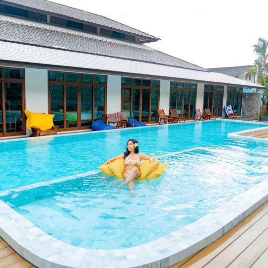 https://www.kohchangsalakphet.com/wp-content/uploads/2024/10/1-Deluxe-Pool-View_6_5_11zon-540x540.jpg